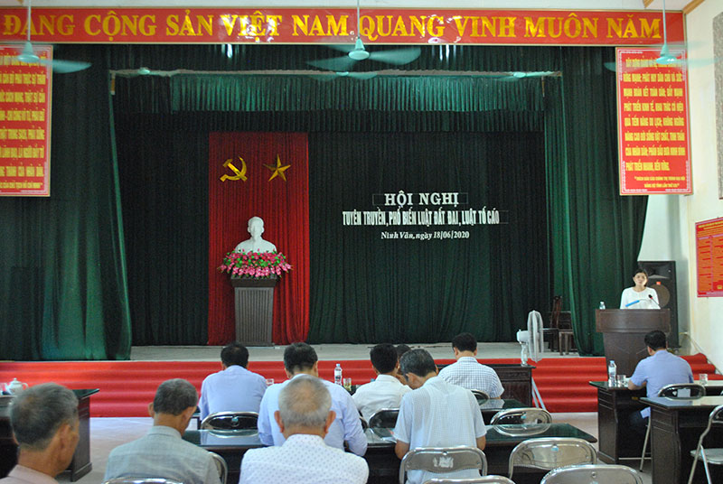 Tuyên truyền Luật Đất đai và Luật Tố cáo trên địa bàn xã Ninh Vân, huyện Hoa Lư