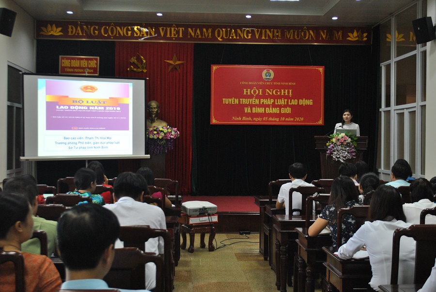 Sở Tư pháp Ninh Bình - Công đoàn Viên chức tỉnh phối hợp tổ chức Hội nghị về phổ biến pháp luật lao động