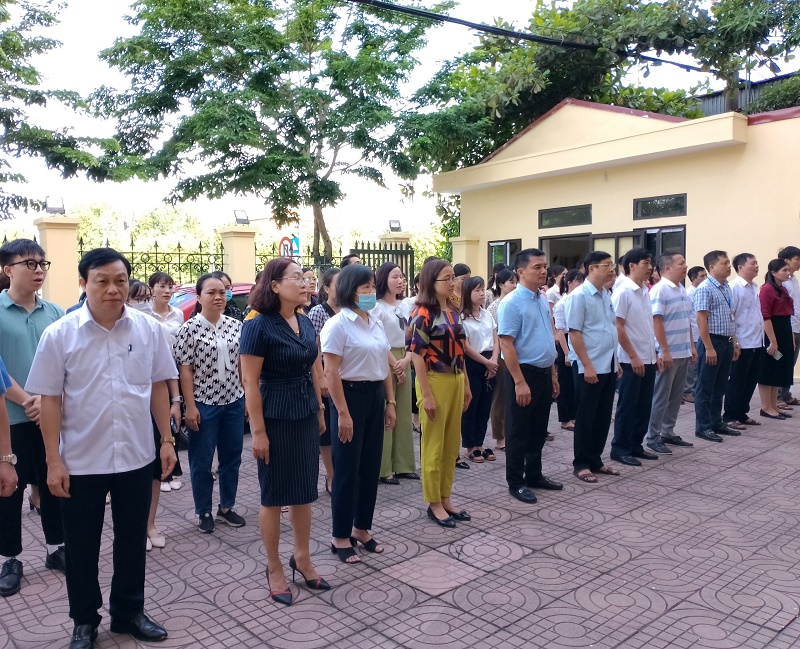 Sở Tư pháp Ninh Bình tổ chức sinh hoạt chính trị dưới nghi thức chào cờ đâu tháng 7/2022