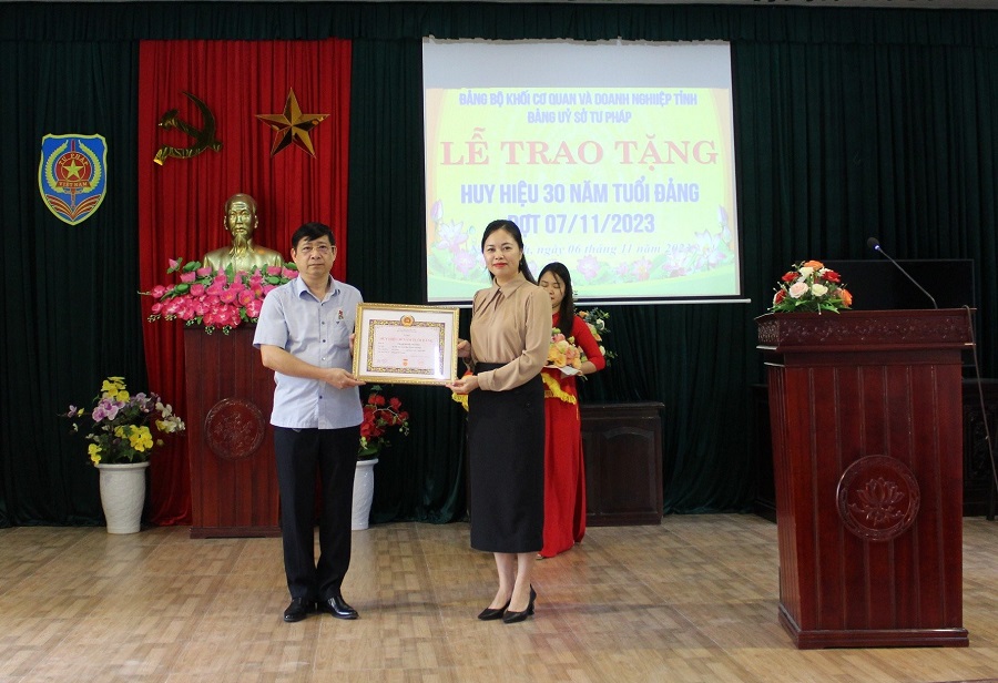 Đảng ủy Sở Tư pháp tỉnh Ninh Bình tổ chức lễ trao tặng huy hiệu 30 năm tuổi Đảng cho đồng chí Phạm Minh Thường - Bí thư Đảng ủy, Giám đốc Sở Tư pháp tỉnh Ninh Bình
