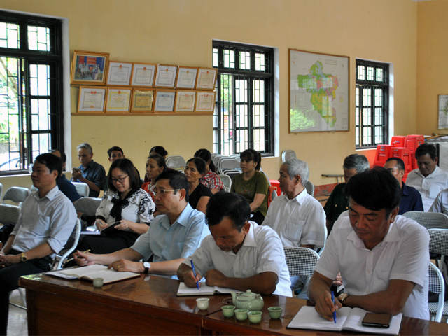 Lãnh đạo Sở Tư pháp Ninh Bình dự sinh hoạt Chi bộ Đảng tại thôn Khê thượng, xã Ninh Xuân huyện Hoa Lư, tỉnh Ninh Bình